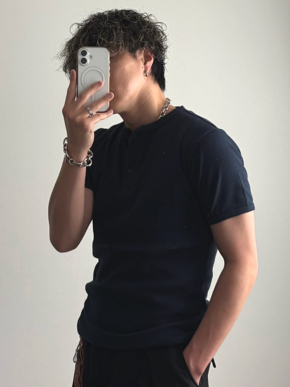 ブラック系のサンダル、ブルー系のTシャツ/カットソー、ブラック系のスラックスを着用したメンズの夏コーディネートの2枚目の写真