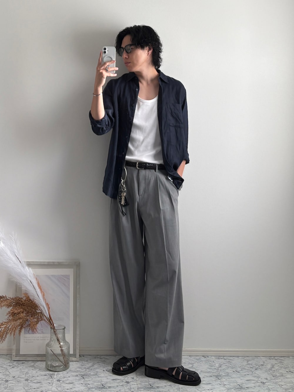 ブラック系のサンダル、ブルー系のシャツ/ブラウス、その他のスラックスを着用したメンズの秋コーディネートの2枚目の写真