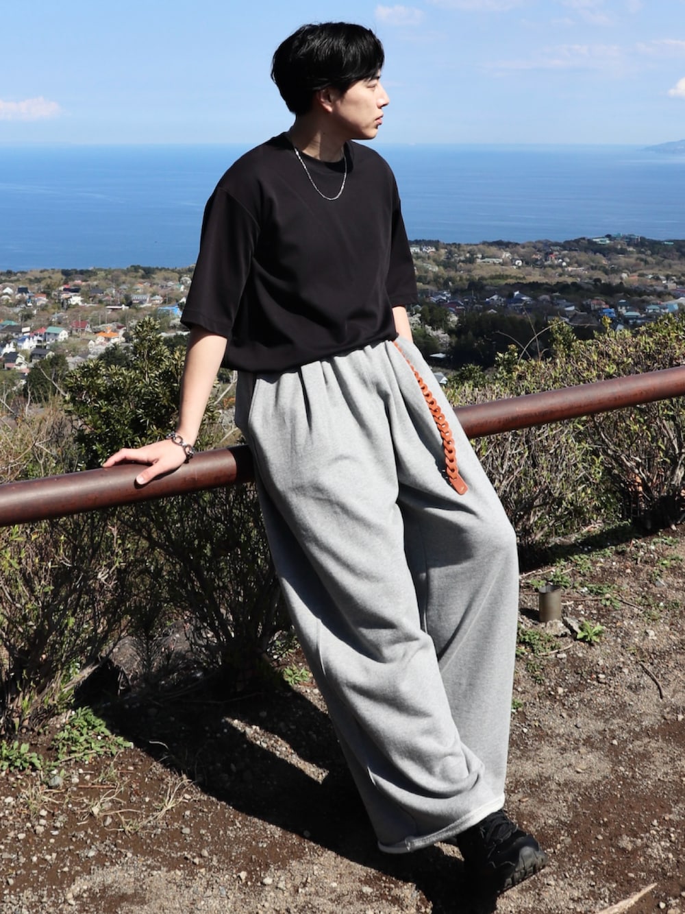 「黒Tシャツ、韓国ファッション、夏コーデ、タックイン、スニーカー、スウェットパンツ、ワイドパンツ、アウトドアスタイル、フェススタイル、お出かけコーデ、シンプルコーデ、ラフ、プチプラ、モノトーン、きれいめカジュアル」|「UNIQLOのエアリズムコットンオーバーサイズTシャツ(5分袖)(Tシャツ/カットソー、ブラック系)」を使った、YUHEIさん(骨格ナチュラル・メンズ・178cm)の夏コーディネートの2枚目の写真