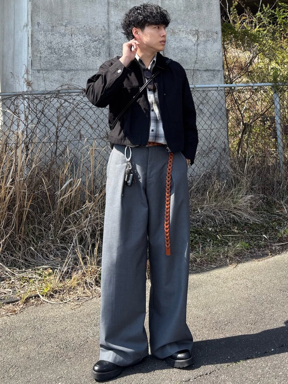 ブラック系のショルダーバッグ、ブラック系のドレスシューズ、ホワイト系のシャツ/ブラウスを着用したメンズの春コーディネートの2枚目の写真