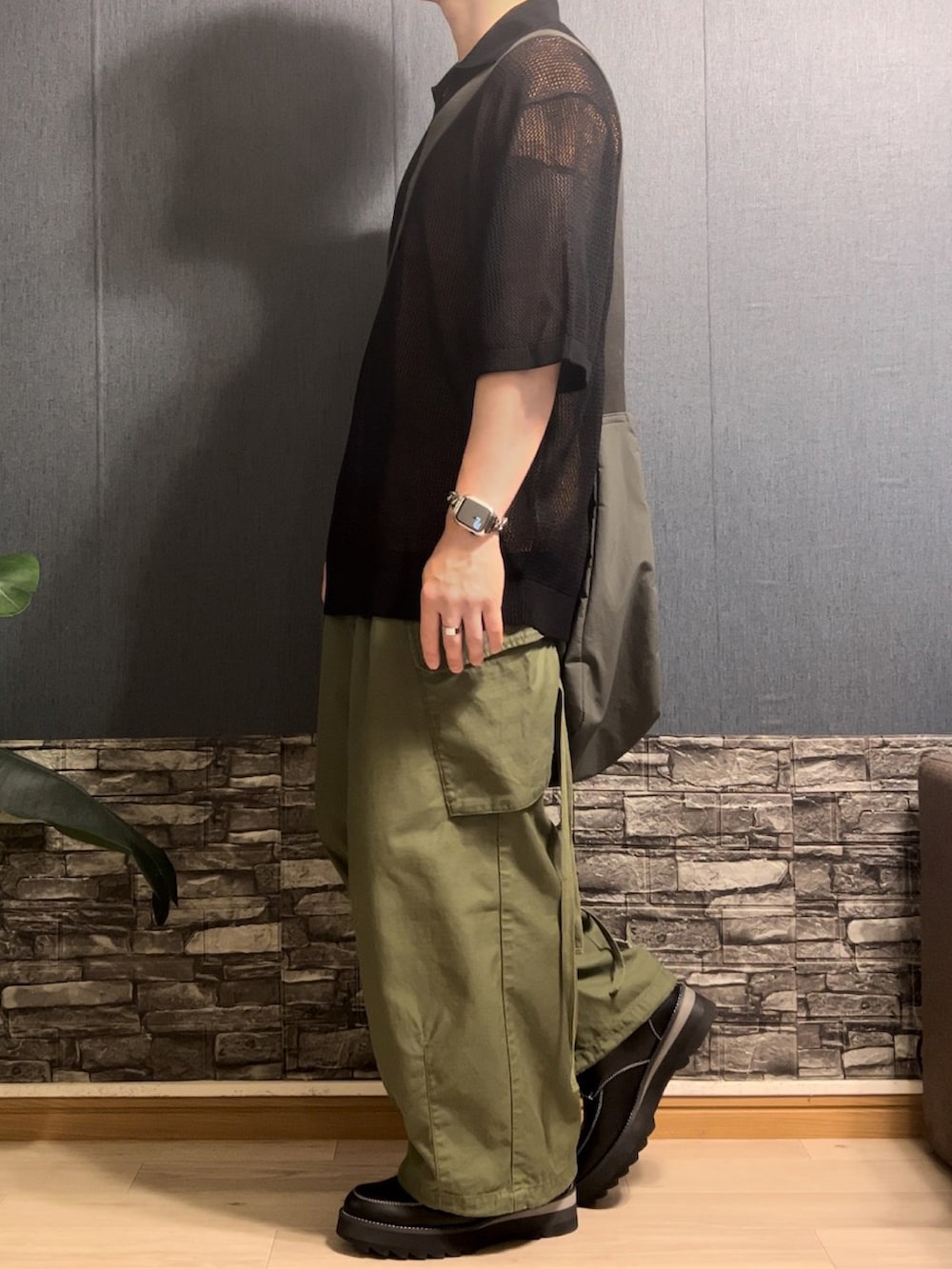 オレンジ系のトップス、ブラック系のトップス、ブラック系のドレスシューズを着用したメンズの夏コーディネートの2枚目の写真