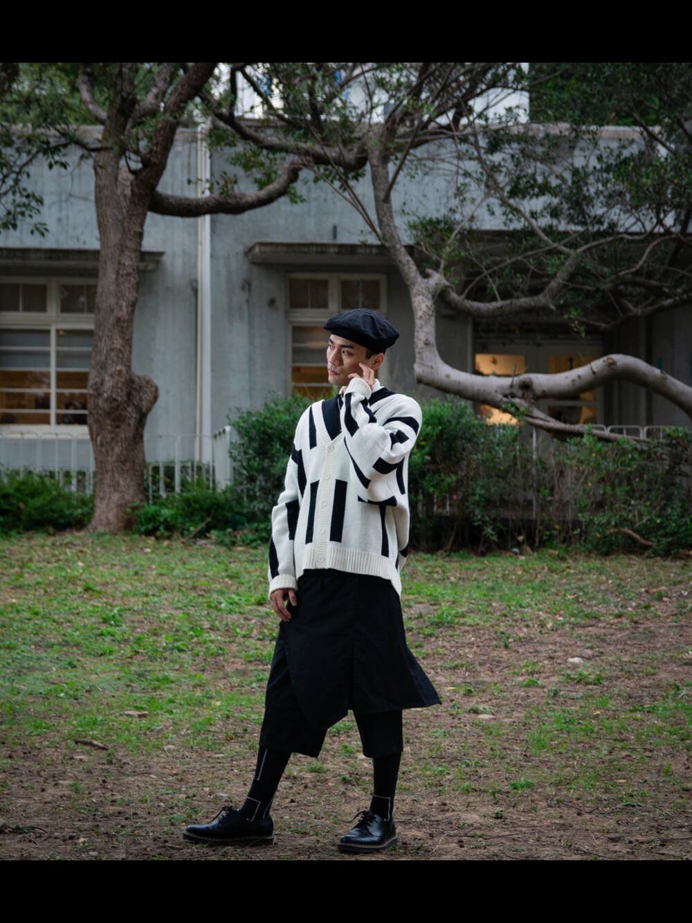 ブラック系のシューズを着用したメンズの春コーディネートの3枚目の写真