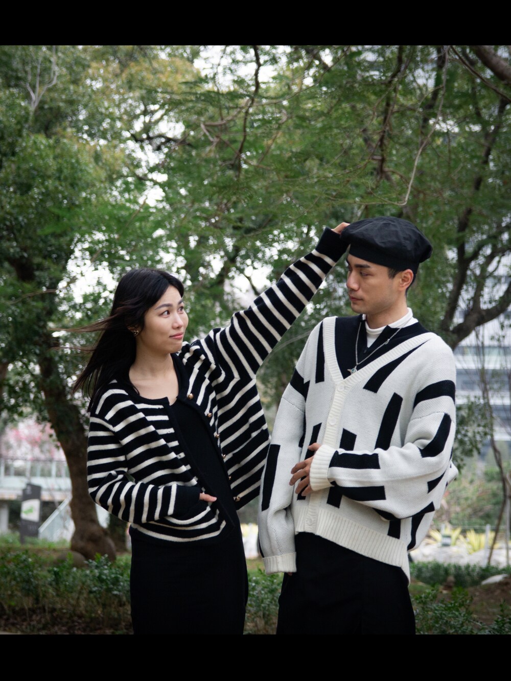 ブラック系のシューズを着用したメンズの春コーディネートの2枚目の写真