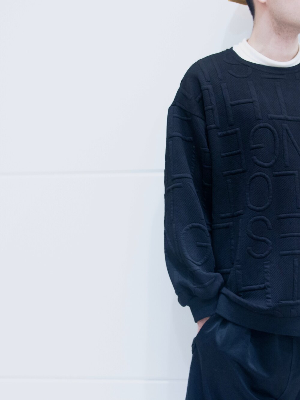 ホワイト系のシューズを着用したメンズの春コーディネートの2枚目の写真