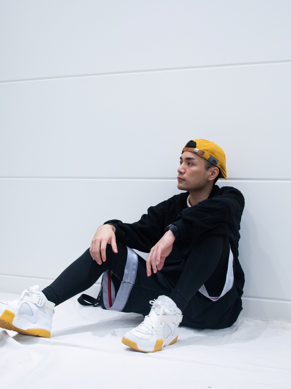 ホワイト系のシューズを着用したメンズの春コーディネートの3枚目の写真