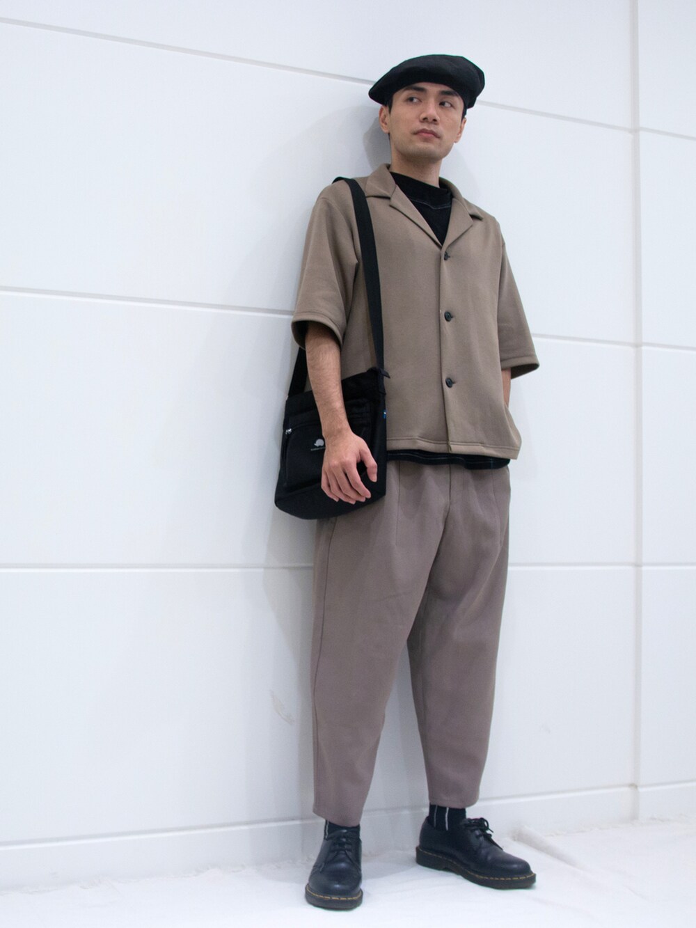 ブラウン系のトップス、ブラウン系のパンツを着用したメンズの春コーディネートの2枚目の写真