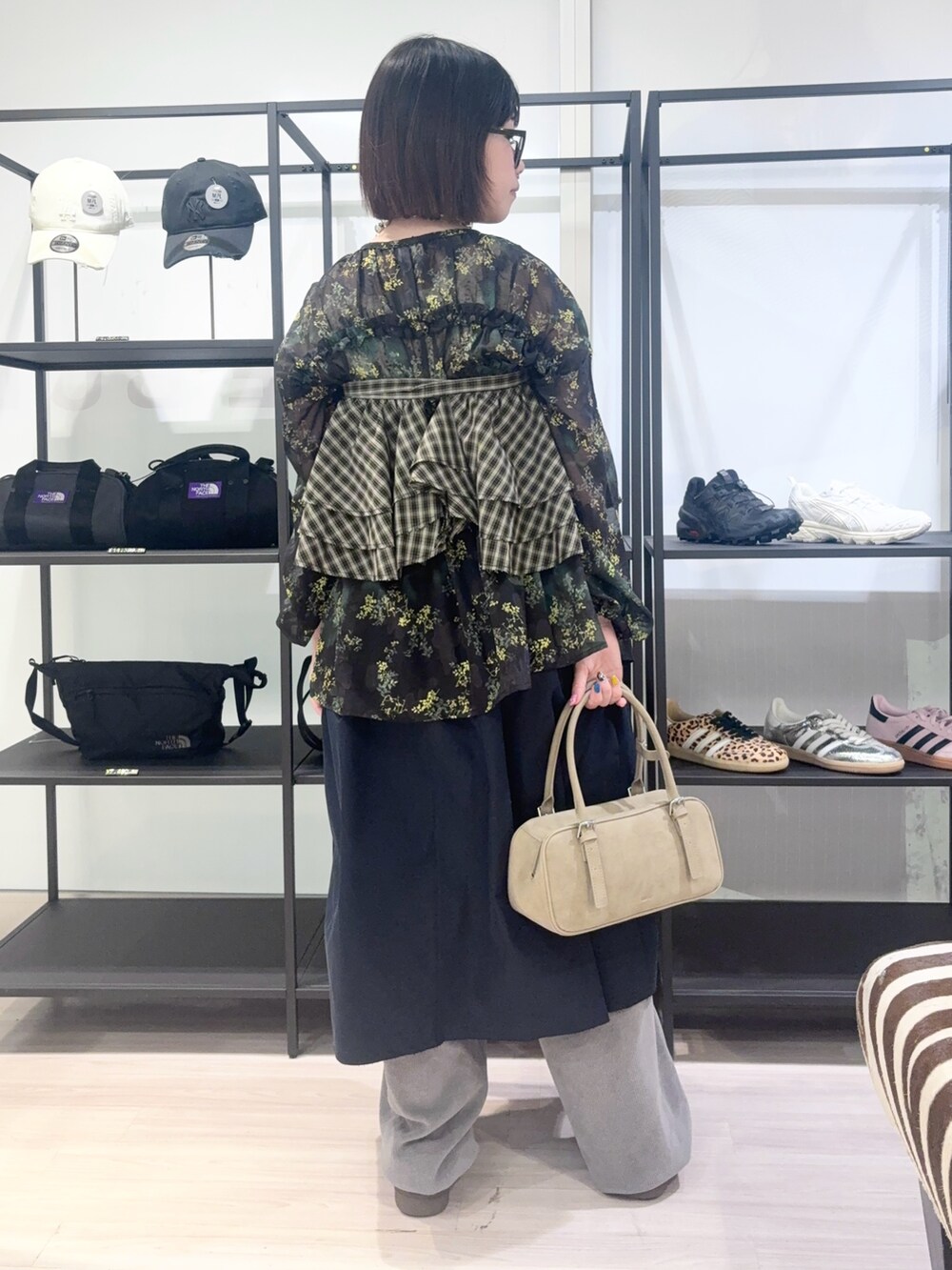 ブラウン系のローファー、グレー系のその他パンツ、ブルー系のスカートを着用したレディースの春コーディネートの4枚目の写真