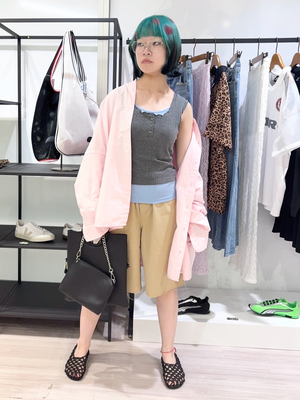 グレー系のタンクトップ、ピンク系のシャツ/ブラウス、ベージュ系のその他パンツを着用したレディースの夏コーディネートの2枚目の写真