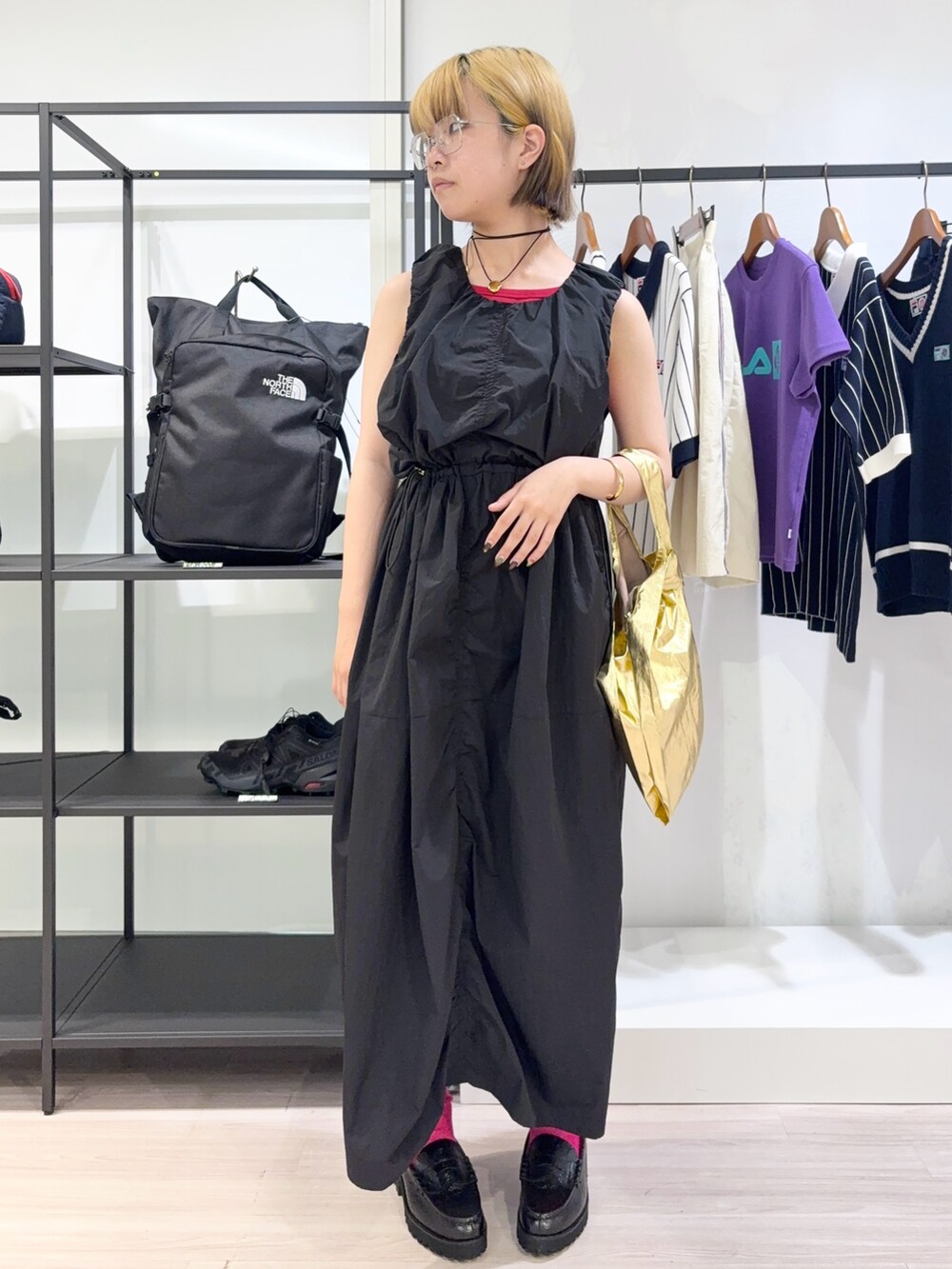 レッド系のニット/セーター、レッド系のタンクトップ、ブラック系のワンピースを着用したレディースの夏コーディネートの6枚目の写真
