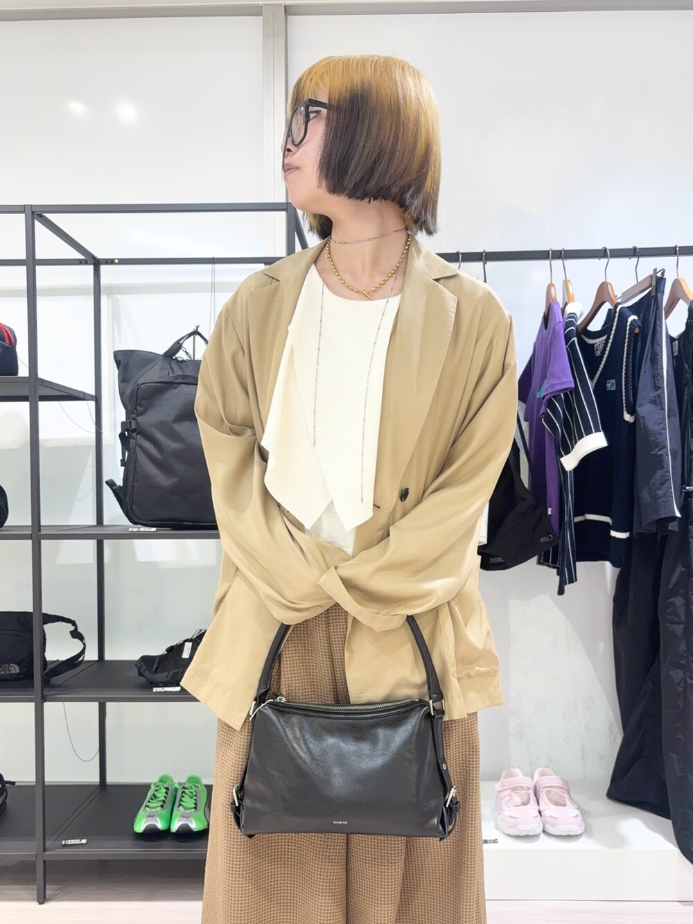 ホワイト系のTシャツ/カットソー、ベージュ系のその他アウター、ベージュ系のその他パンツを着用したレディースの春コーディネートの4枚目の写真