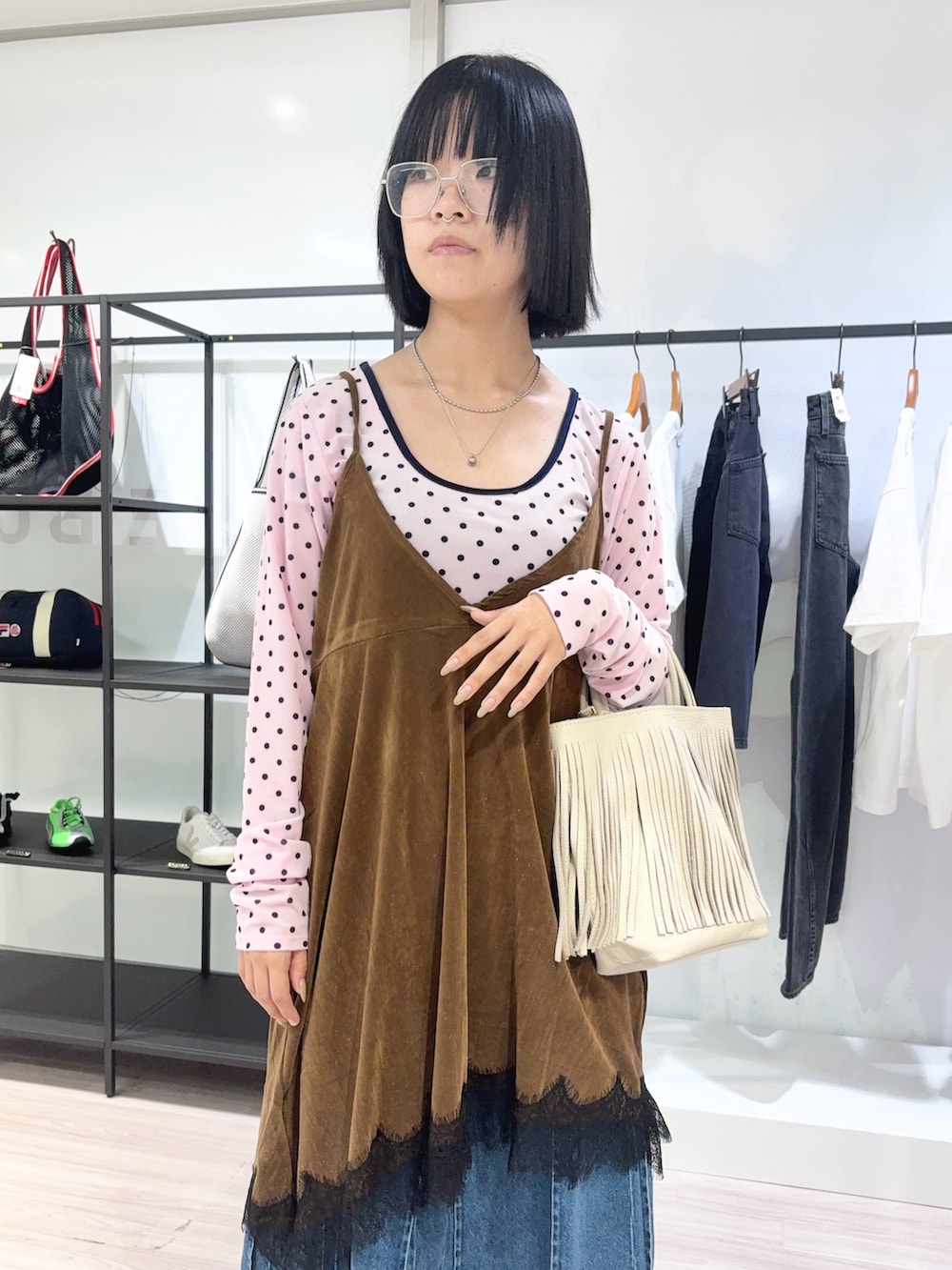 ホワイト系のショルダーバッグ、ブラック系のローファー、ホワイト系のTシャツ/カットソーを着用したレディースの夏コーディネートの5枚目の写真