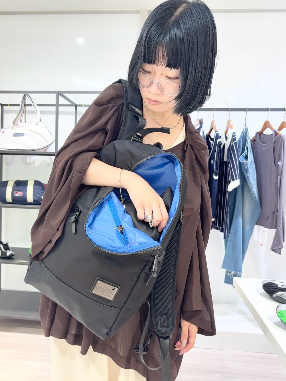 ホワイト系のサンダル、ホワイト系のデニムパンツ、ホワイト系のタンクトップを着用したレディースの夏コーディネートの5枚目の写真