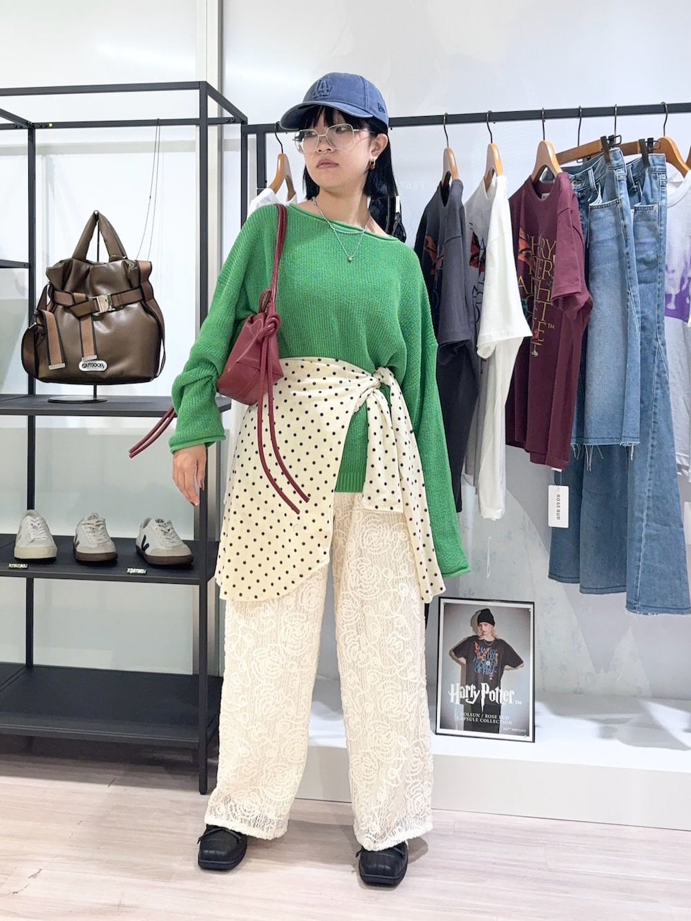 グリーン系のニット/セーター、ホワイト系のその他パンツ、ホワイト系のTシャツ/カットソーを着用したレディースの秋コーディネートの2枚目の写真
