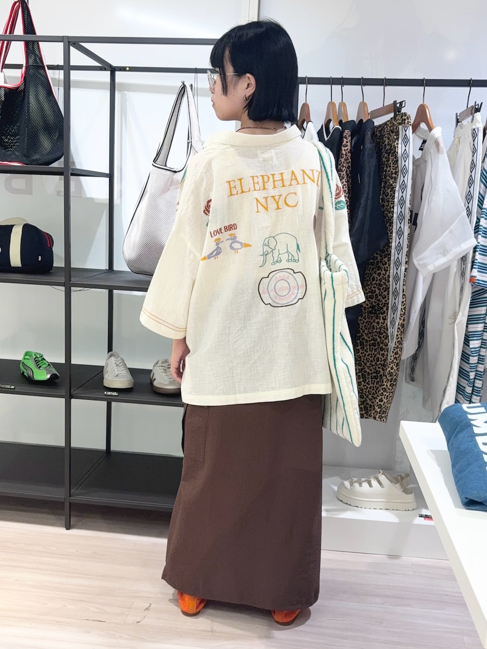 その他のシャツ/ブラウス、イエロー系のタンクトップ、ホワイト系のトートバッグを着用したレディースの夏コーディネートの4枚目の写真