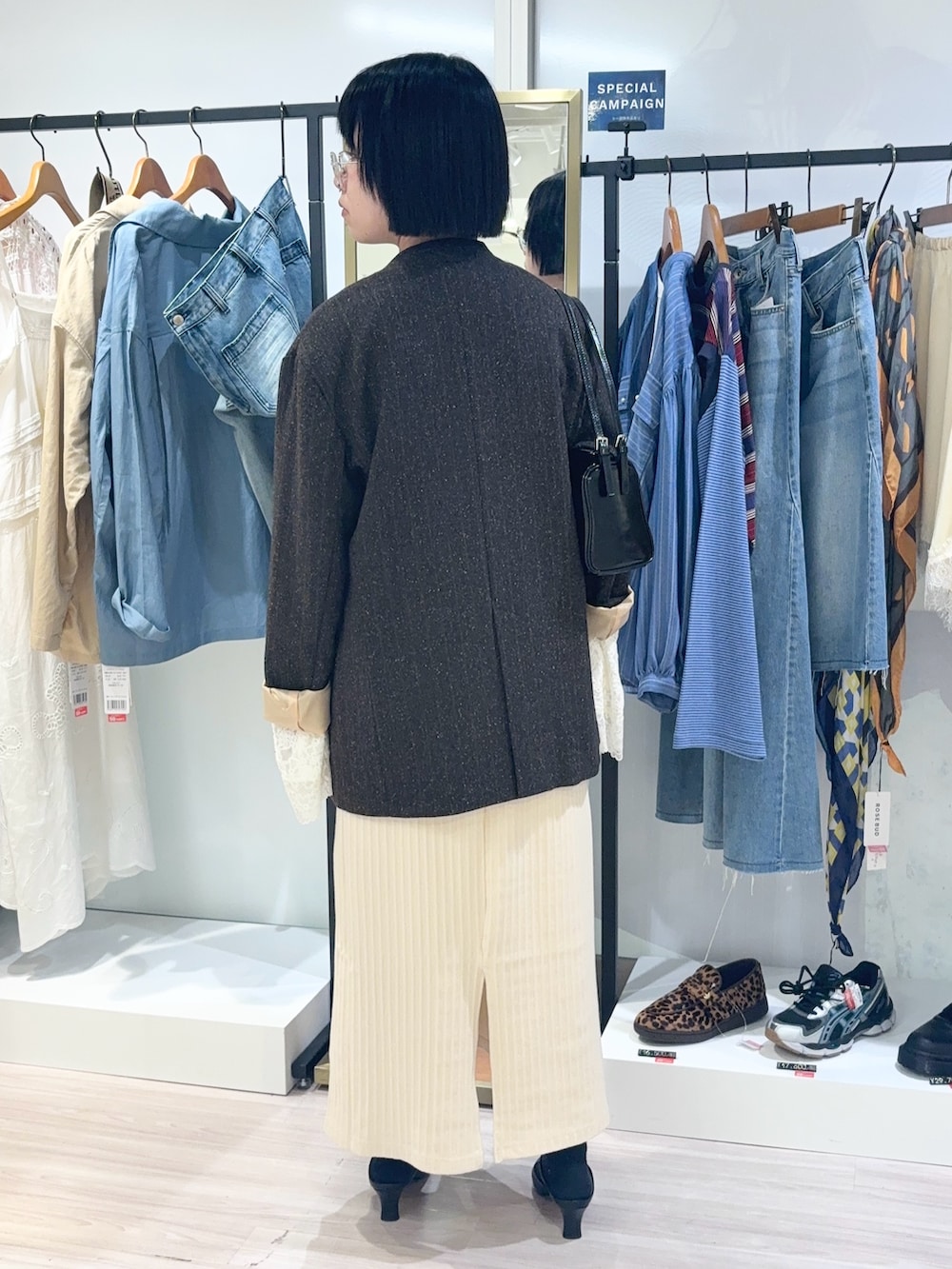 ホワイト系のワンピース、ホワイト系のTシャツ/カットソー、ブラウン系のその他アウターを着用したレディースの秋コーディネートの4枚目の写真