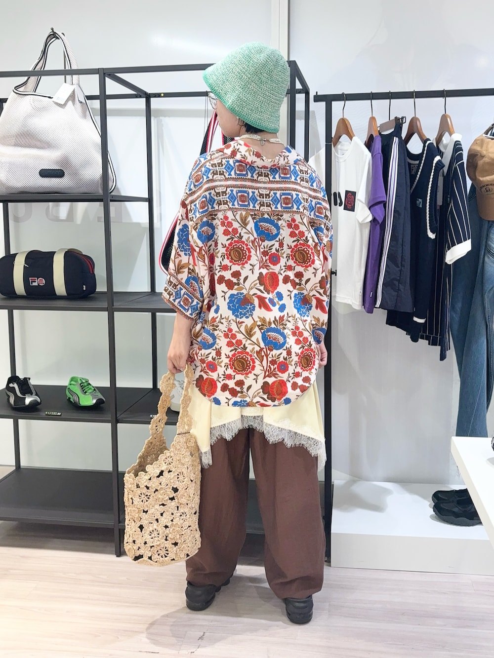 ブラウン系のその他パンツ、ブラック系のサンダル、ベージュ系のショルダーバッグを着用したレディースの夏コーディネートの3枚目の写真
