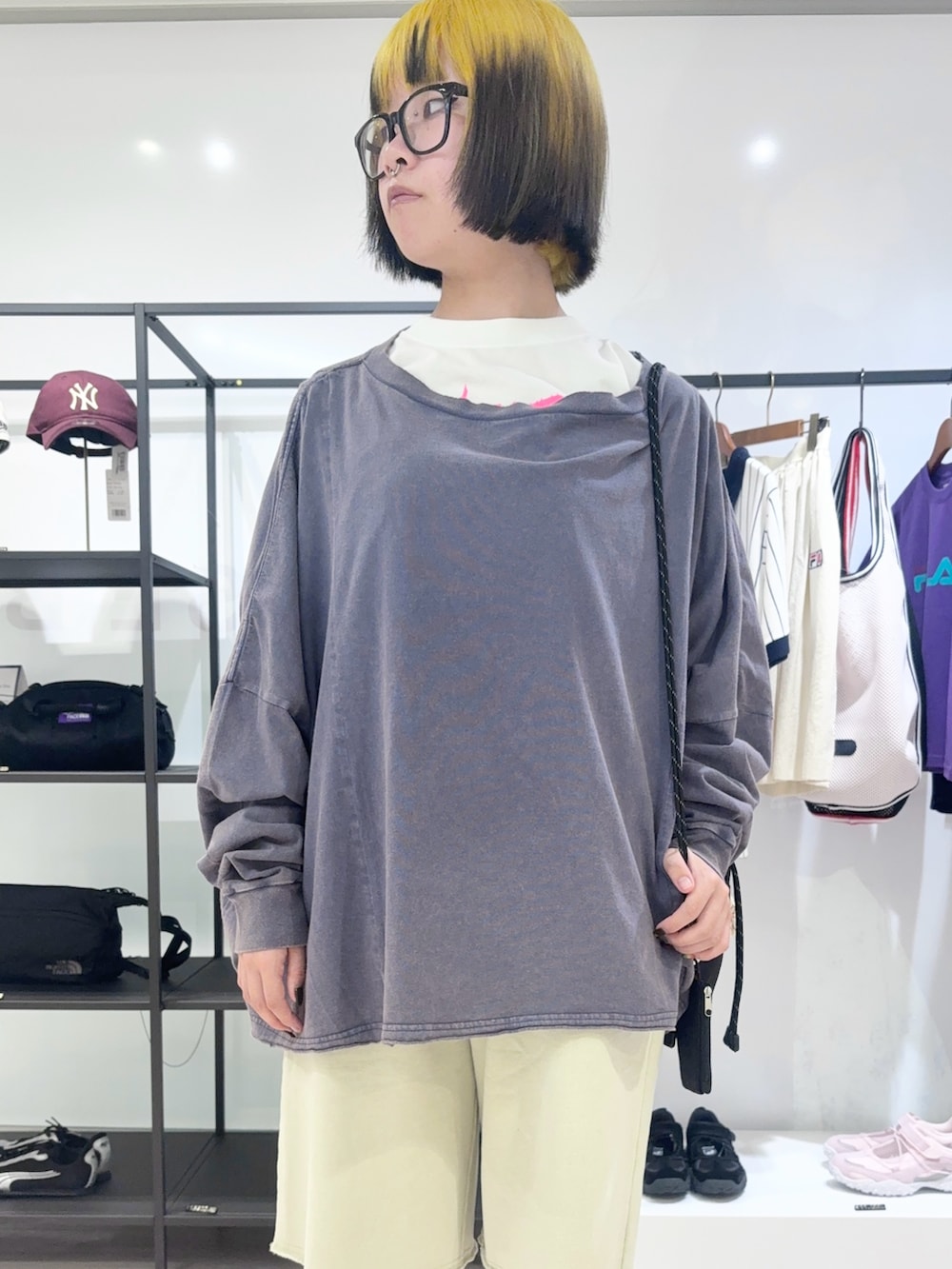ホワイト系のTシャツ/カットソー、ブルー系のTシャツ/カットソー、ホワイト系のその他パンツを着用したレディースの春コーディネートの5枚目の写真