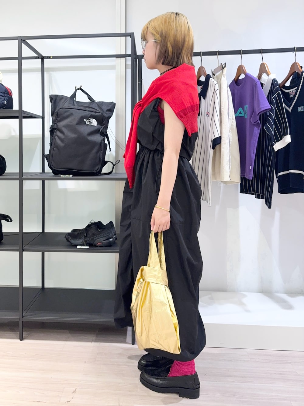 レッド系のニット/セーター、レッド系のタンクトップ、ブラック系のワンピースを着用したレディースの夏コーディネートの3枚目の写真