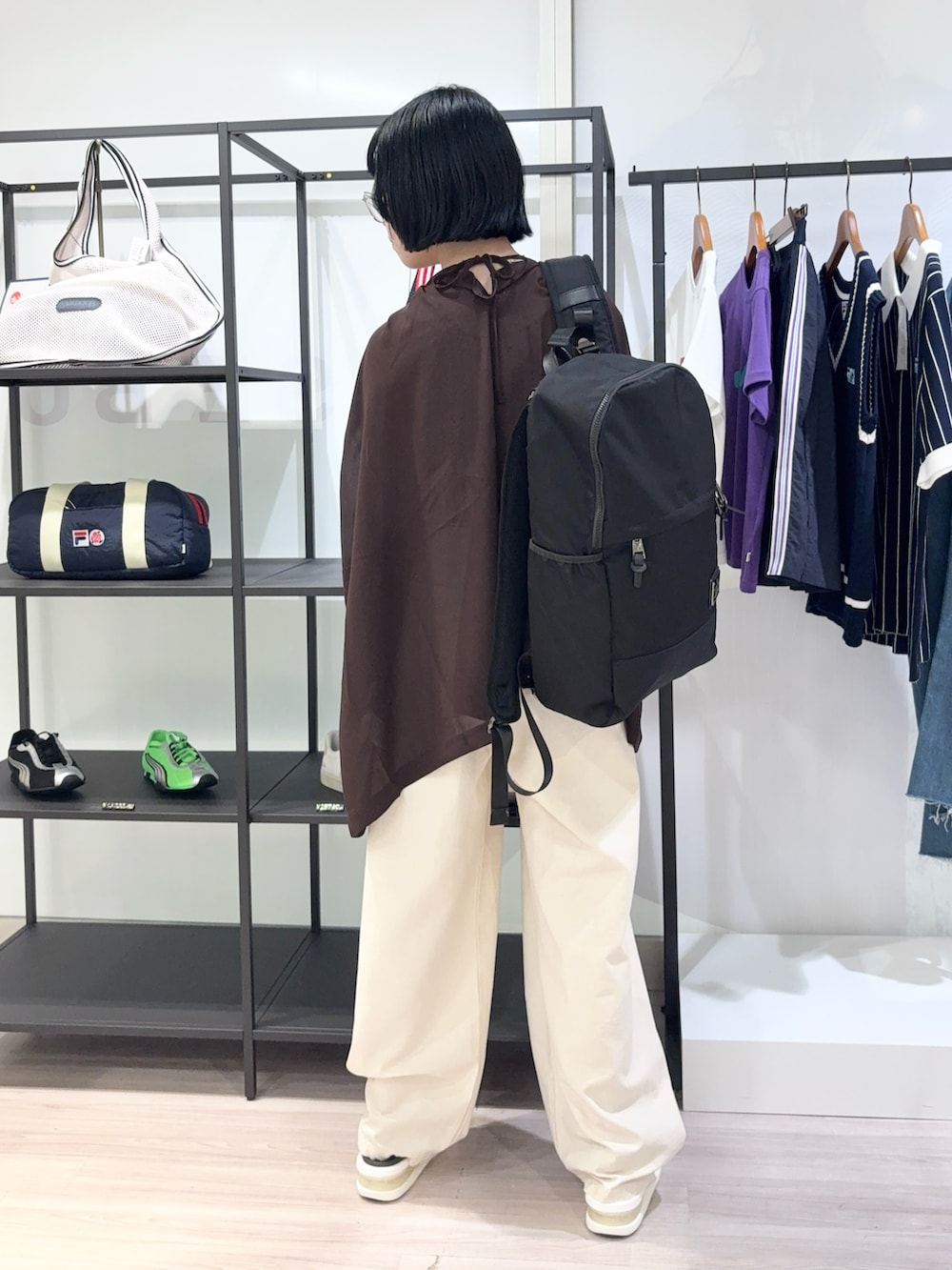 ホワイト系のサンダル、ホワイト系のデニムパンツ、ホワイト系のタンクトップを着用したレディースの夏コーディネートの4枚目の写真