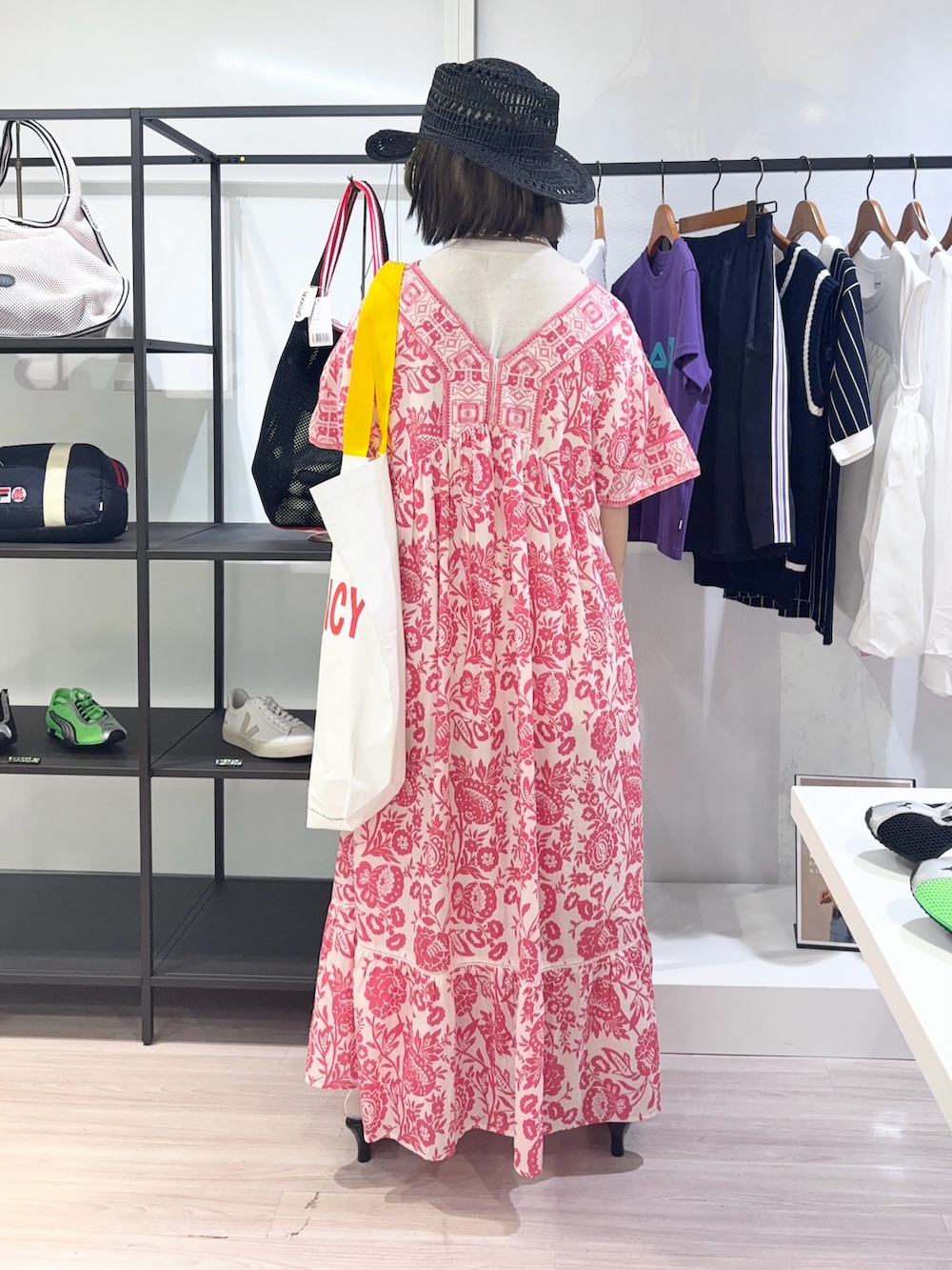 ブラック系のサンダル、ホワイト系のTシャツ/カットソー、レッド系のワンピースを着用したレディースの夏コーディネートの4枚目の写真