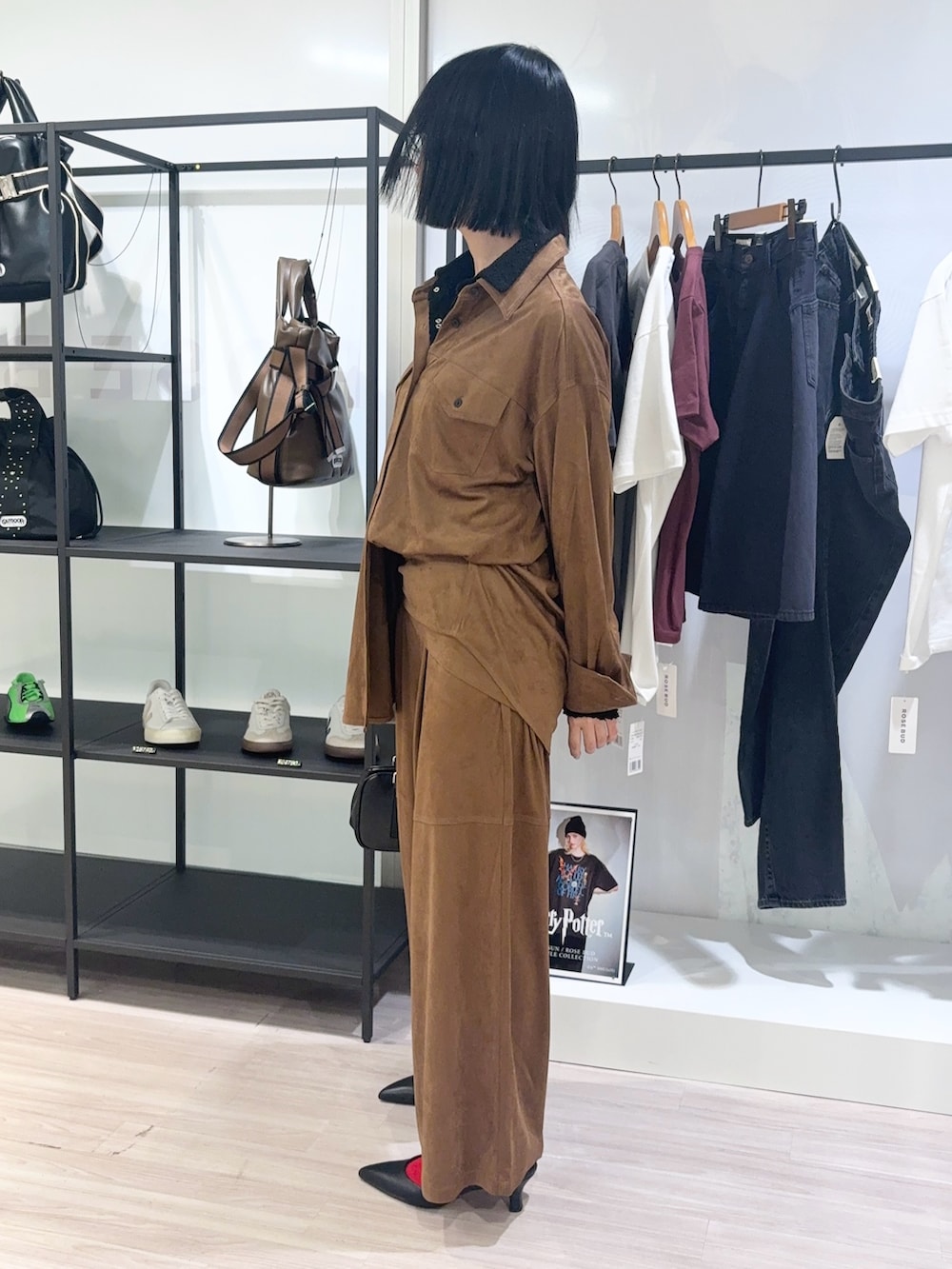 ブラック系のシャツ/ブラウス、ブラウン系のシャツ/ブラウス、ブラウン系のその他パンツを着用したレディースの夏コーディネートの3枚目の写真