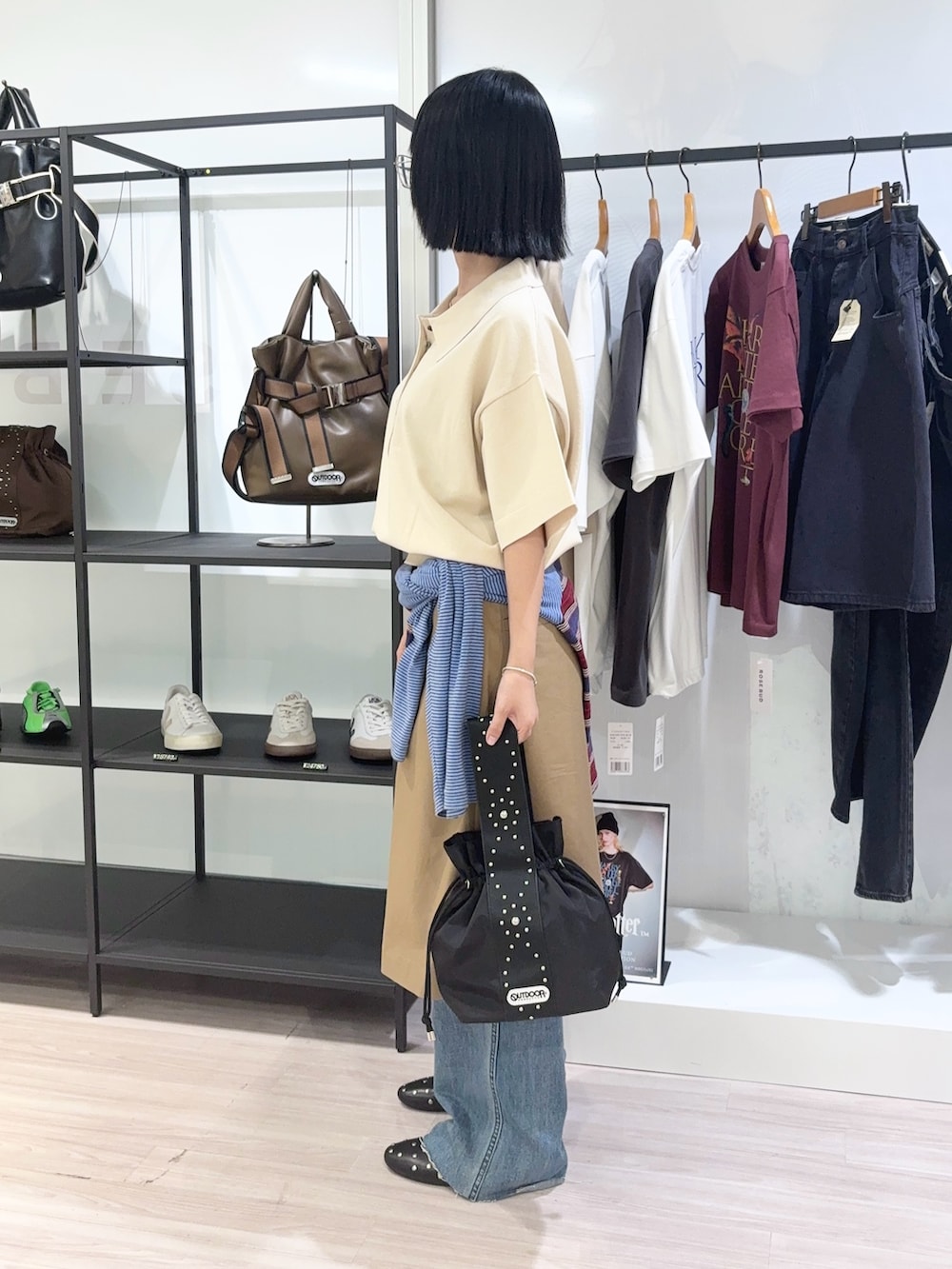 ブルー系のTシャツ/カットソー、ホワイト系のニット/セーター、ベージュ系のその他パンツを着用したレディースの秋コーディネートの3枚目の写真