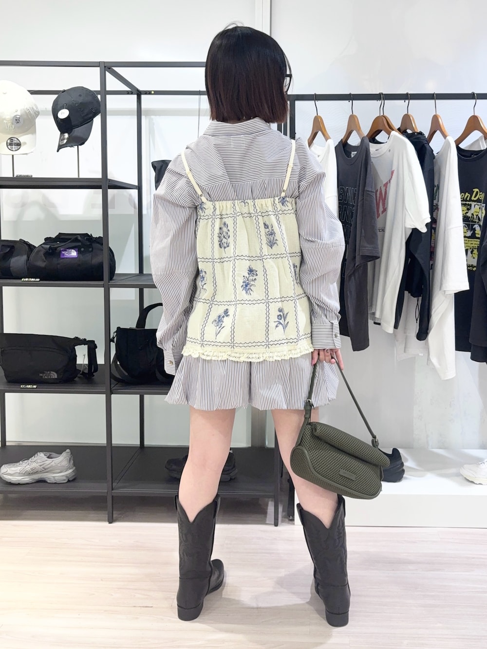 ブラック系のブーツ、ブルー系のスカート、ブルー系のシャツ/ブラウスを着用したレディースの春コーディネートの4枚目の写真