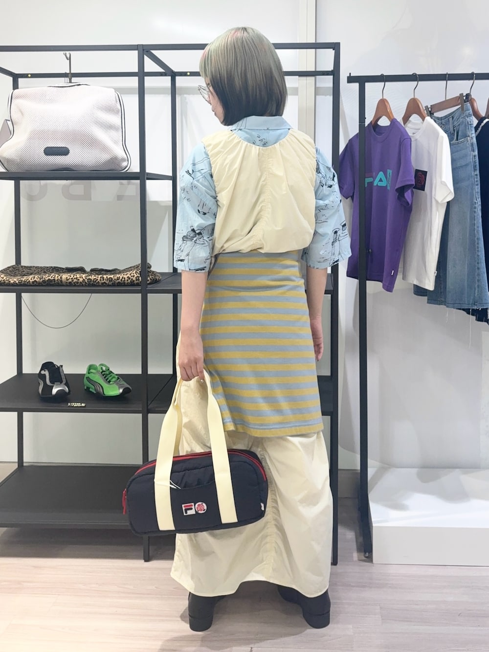 ホワイト系のワンピース、ブルー系のTシャツ/カットソー、ブルー系のシャツ/ブラウスを着用したレディースの夏コーディネートの4枚目の写真