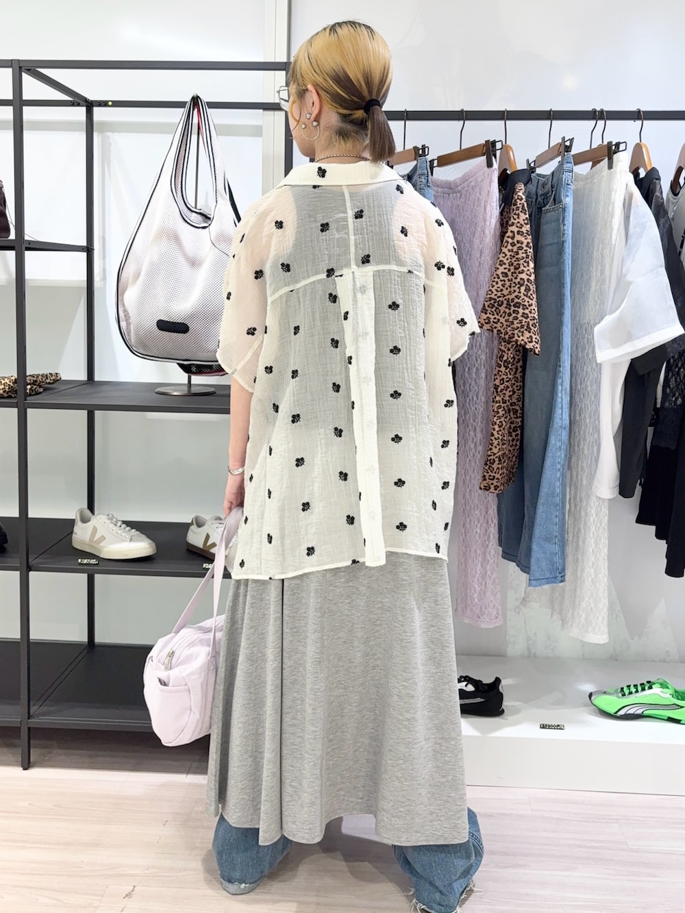ブラック系のサンダル、ブルー系のデニムパンツ、ホワイト系のシャツ/ブラウスを着用したレディースの夏コーディネートの4枚目の写真