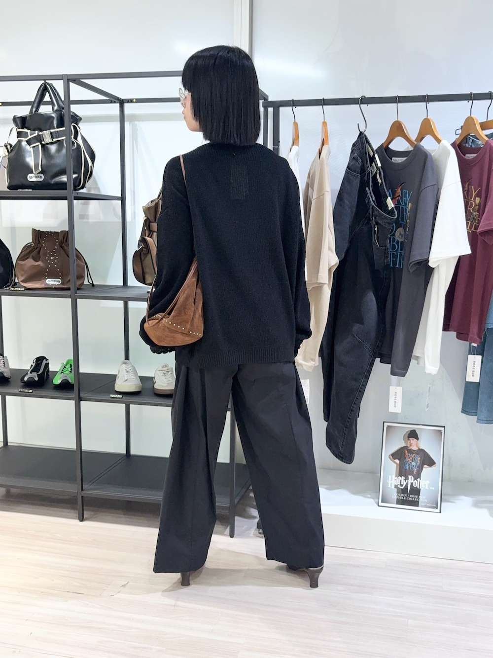 ブラック系のその他パンツ、ブラック系のニット/セーター、ブラック系のTシャツ/カットソーを着用したレディースの秋コーディネートの3枚目の写真