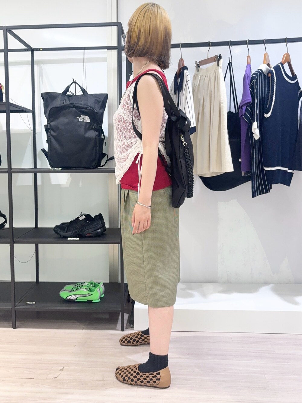 グリーン系のその他パンツ、シルバー系のバングル/リストバンド、シルバー系のネックレスを着用したレディースの夏コーディネートの3枚目の写真
