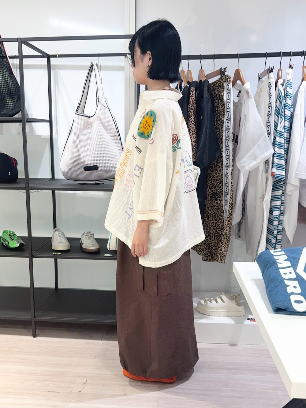 その他のシャツ/ブラウス、イエロー系のタンクトップ、ホワイト系のトートバッグを着用したレディースの夏コーディネートの3枚目の写真