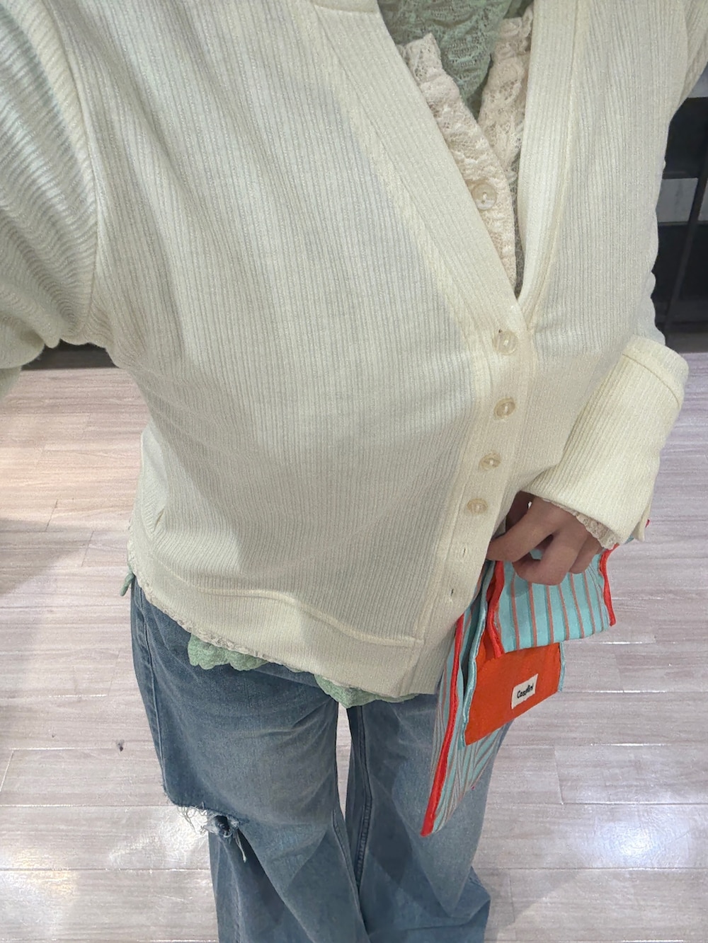 ブラウン系のローファー、ブルー系のデニムパンツ、グリーン系のTシャツ/カットソーを着用したレディースの春コーディネートの7枚目の写真
