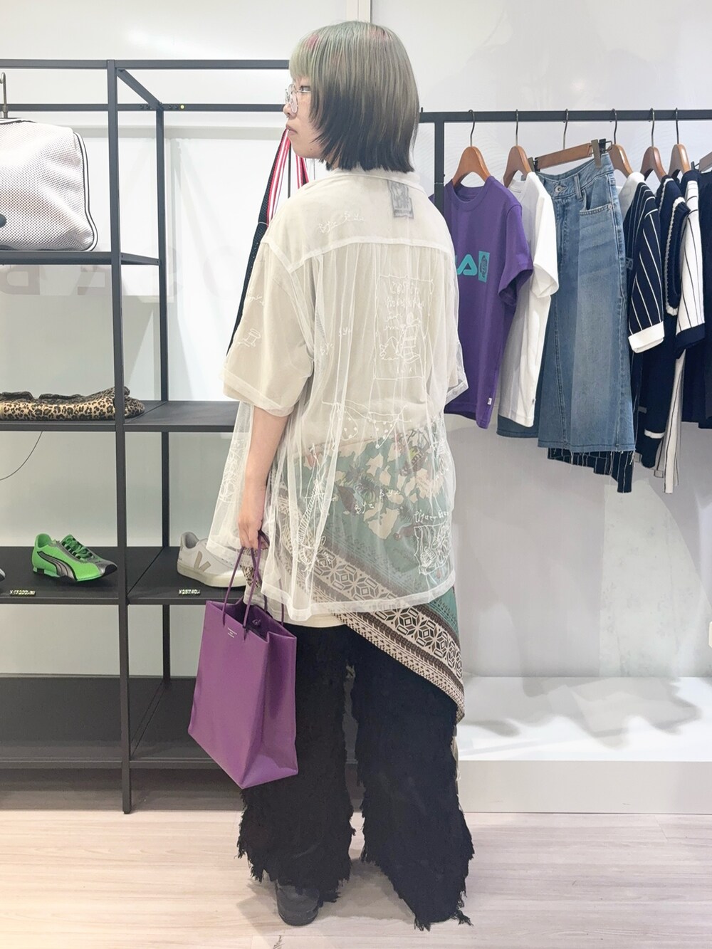 ホワイト系のシャツ/ブラウス、ベージュ系のTシャツ/カットソー、ブラック系のその他パンツを着用したレディースの夏コーディネートの3枚目の写真