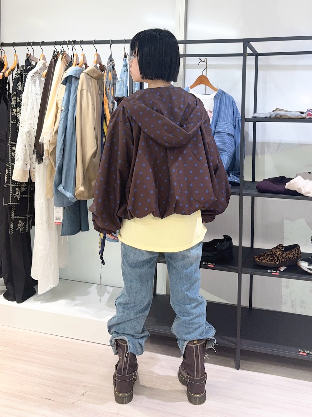 ブラウン系のキャミソール、ブルー系のブルゾン、イエロー系のTシャツ/カットソーを着用したレディースの秋コーディネートの3枚目の写真