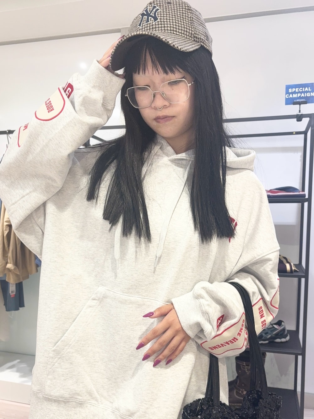 ブラウン系のその他パンツ、ブラック系のショルダーバッグ、ベージュ系のキャップを着用したレディースの秋コーディネートの5枚目の写真