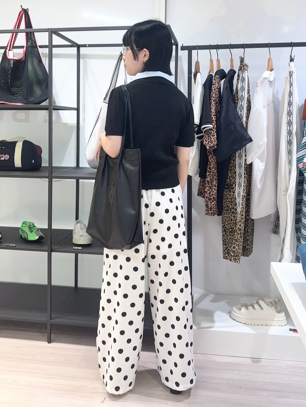 ホワイト系のその他パンツ、ブラック系のニット/セーター、ブラック系のその他シューズを着用したレディースの夏コーディネートの4枚目の写真