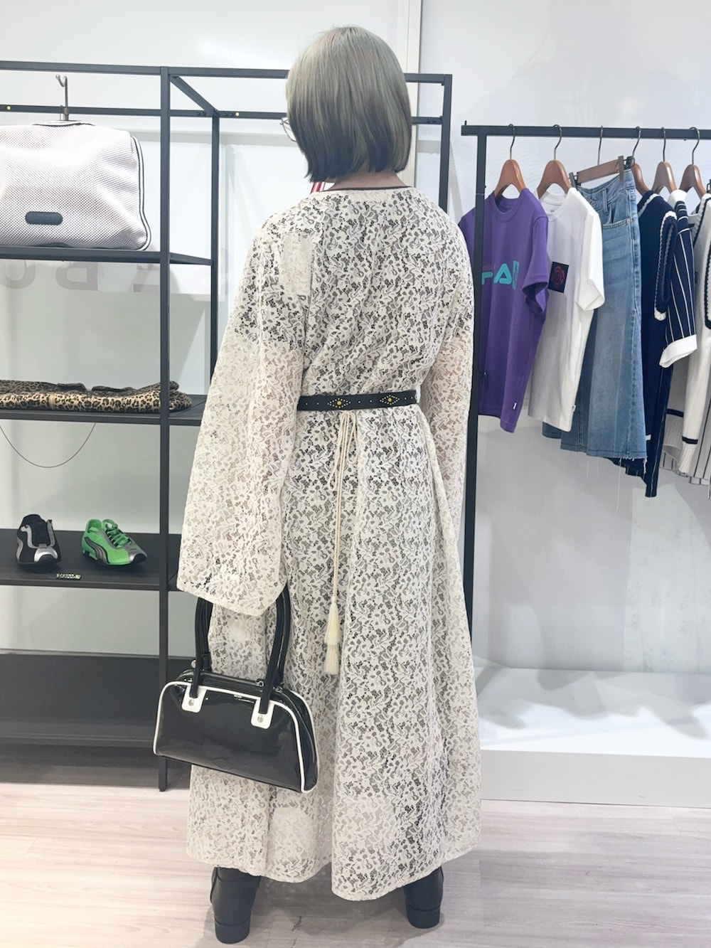 グリーン系のその他パンツ、ブラウン系のTシャツ/カットソー、ホワイト系のワンピースを着用したレディースの夏コーディネートの4枚目の写真