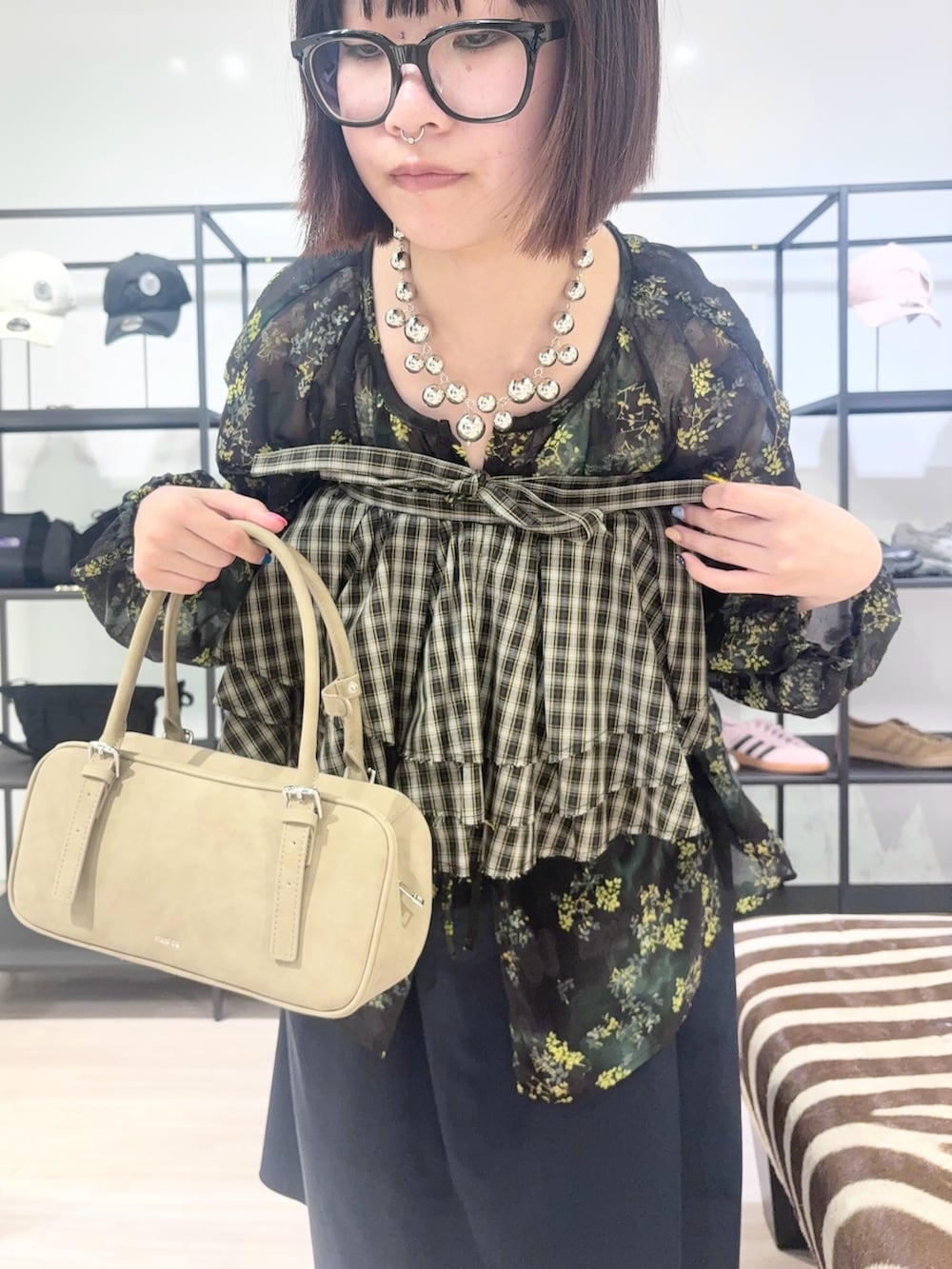 ブラウン系のローファー、グレー系のその他パンツ、ブルー系のスカートを着用したレディースの春コーディネートの5枚目の写真