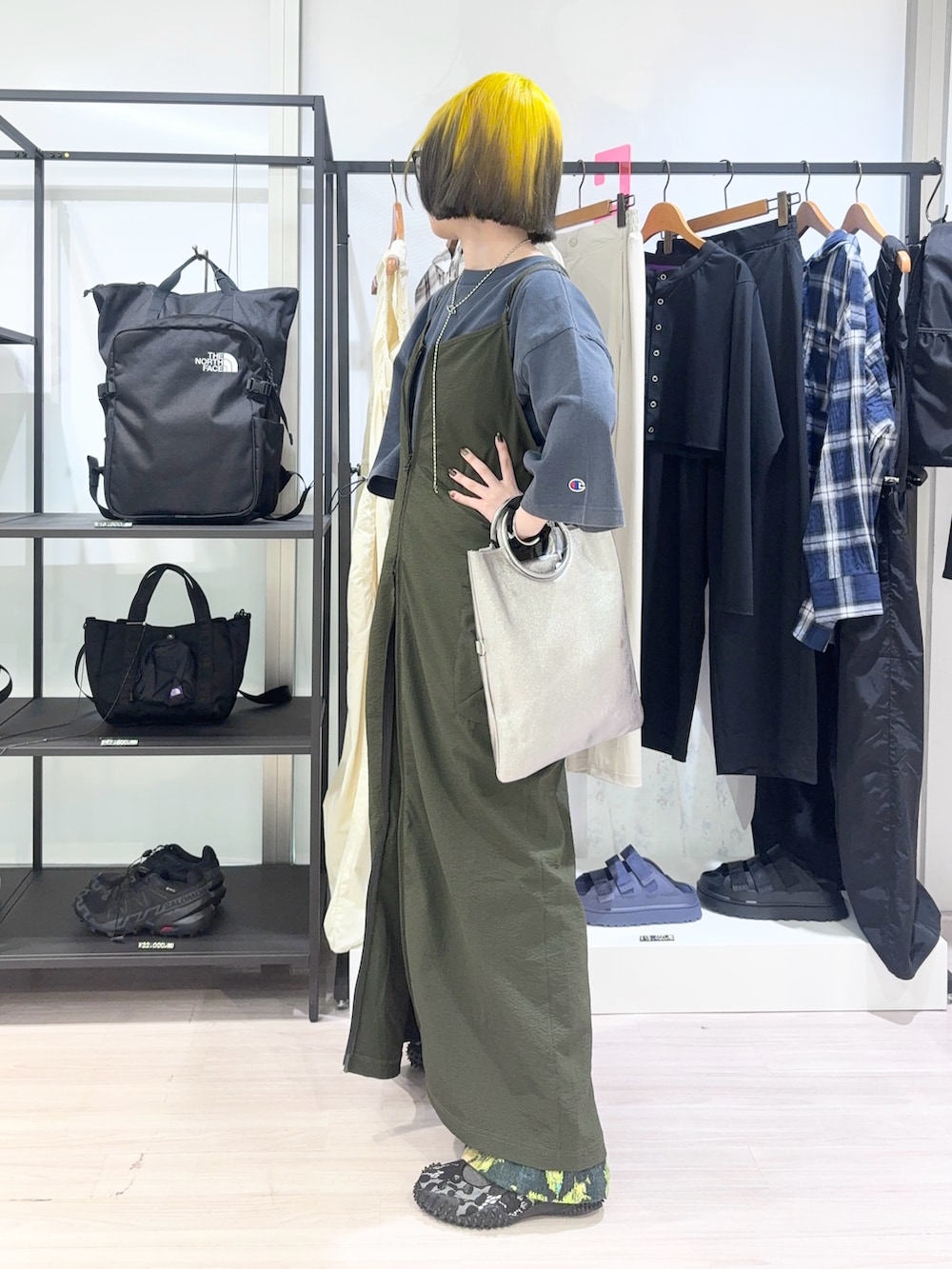 ブルー系のTシャツ/カットソー、シルバー系のショルダーバッグ、グリーン系のその他パンツを着用したレディースの春コーディネートの4枚目の写真