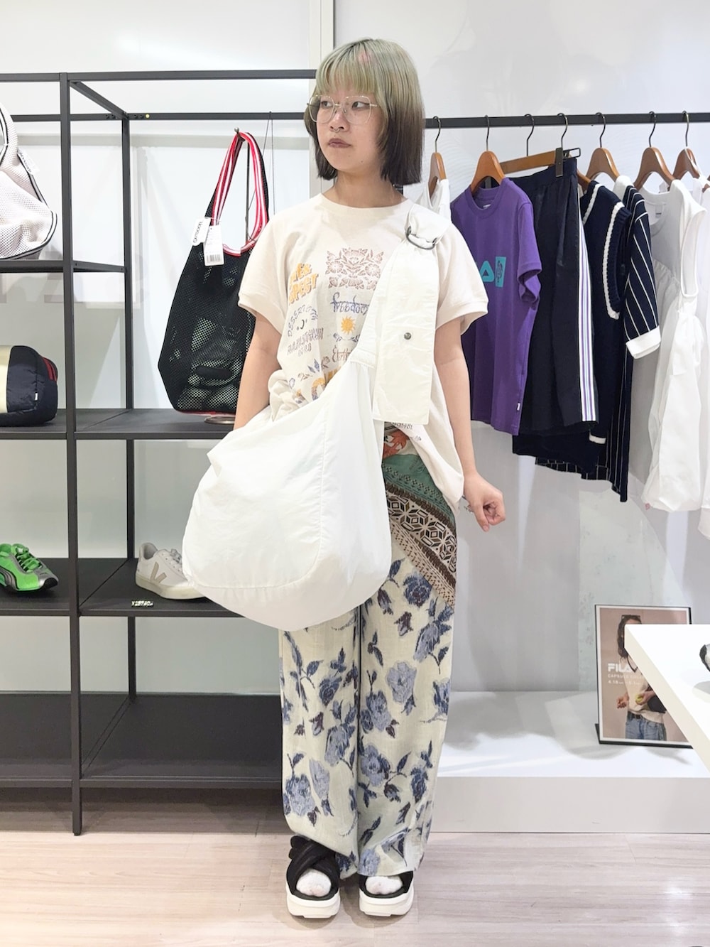 ホワイト系のTシャツ/カットソー、ホワイト系のその他パンツ、ホワイト系のサンダルを着用したレディースの夏コーディネートの2枚目の写真
