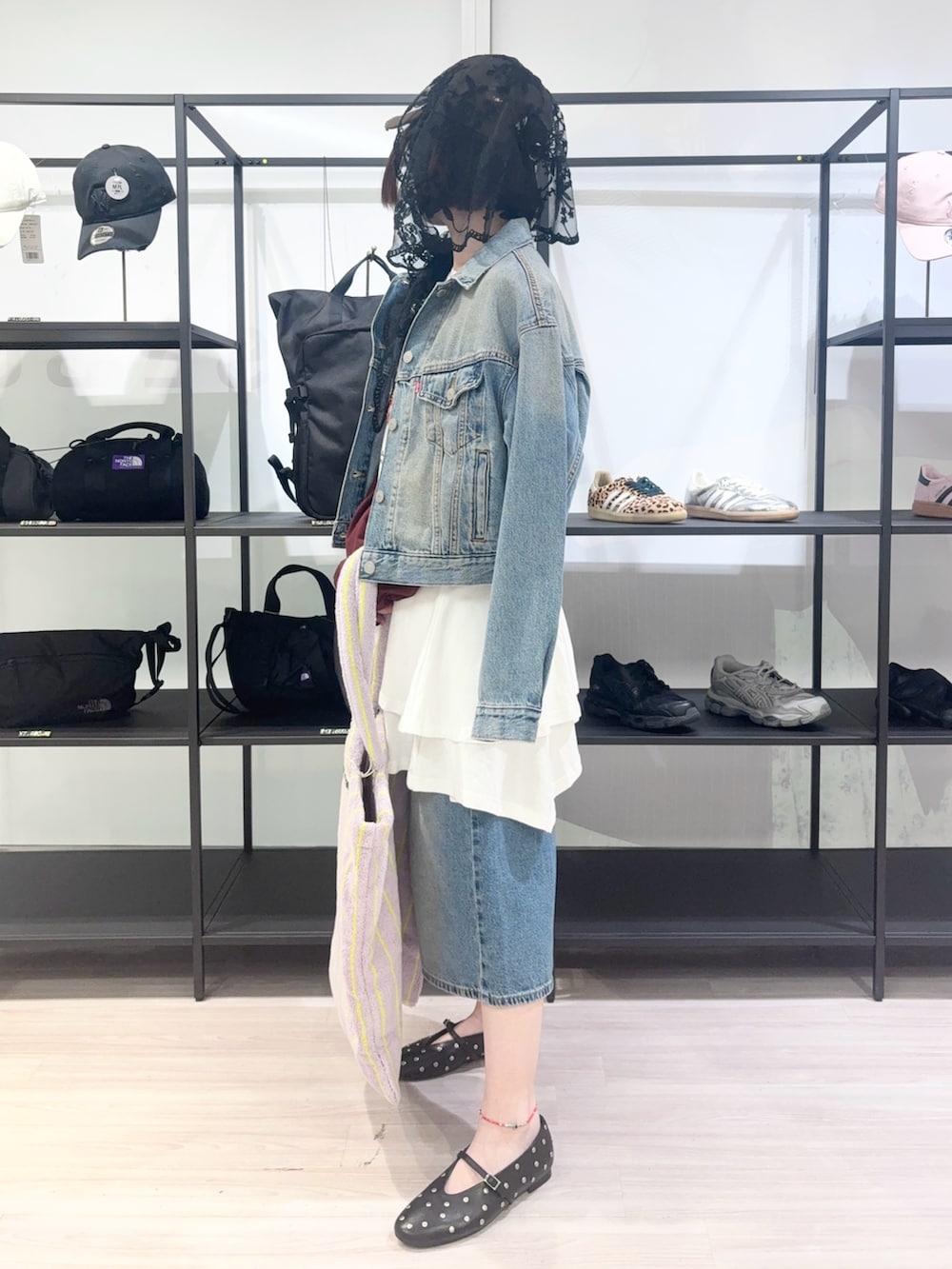 ホワイト系のTシャツ/カットソー、ブラック系のその他シューズ、ブラウン系のキャップを着用したレディースの春コーディネートの3枚目の写真