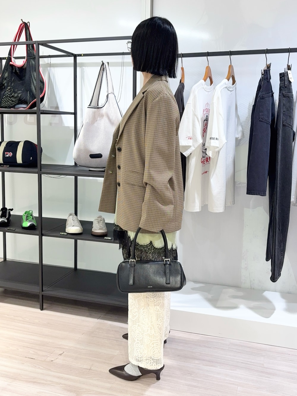 ホワイト系のその他パンツ、ブラウン系のテーラードジャケット、グリーン系のワンピースを着用したレディースの夏コーディネートの3枚目の写真