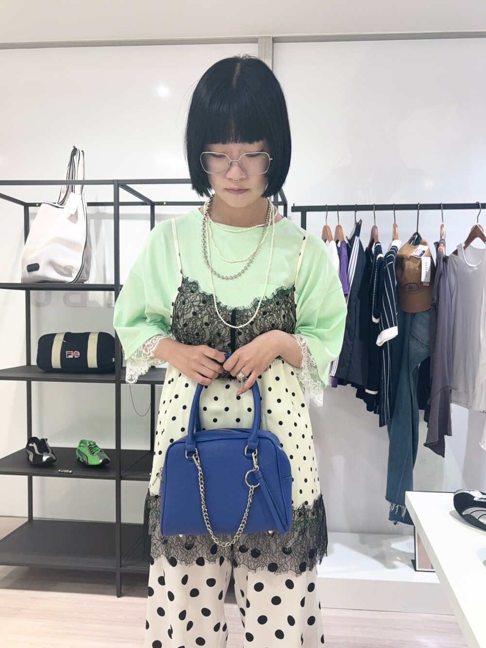 グリーン系のTシャツ/カットソー、ホワイト系のキャミソール、ホワイト系のその他パンツを着用したレディースの夏コーディネートの4枚目の写真