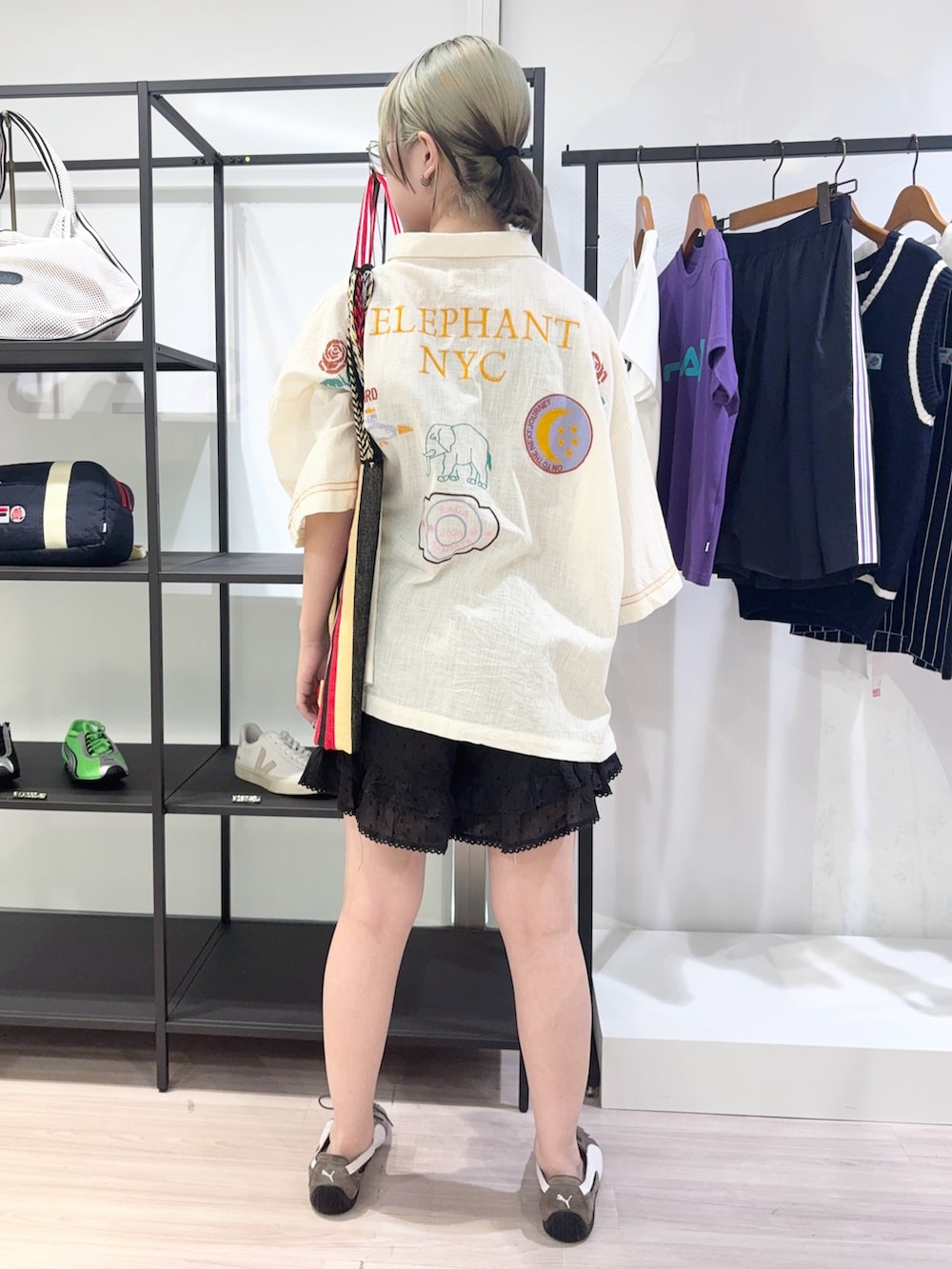 レッド系のショルダーバッグ、その他のシャツ/ブラウス、ブラック系のその他パンツを着用したレディースの夏コーディネートの4枚目の写真
