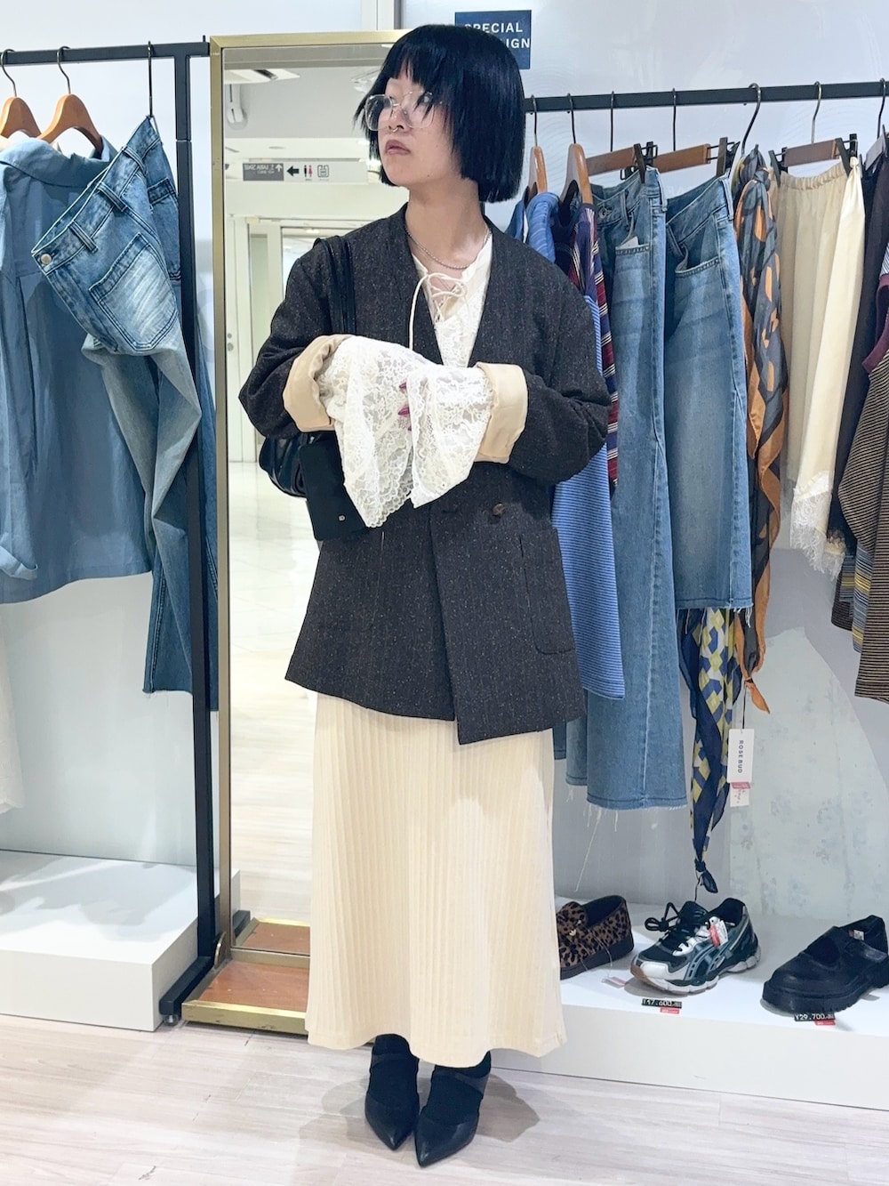 ホワイト系のワンピース、ホワイト系のTシャツ/カットソー、ブラウン系のその他アウターを着用したレディースの秋コーディネートの2枚目の写真
