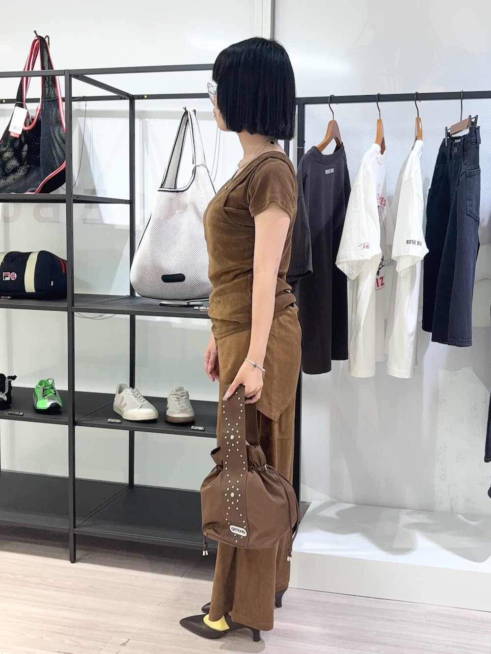ブラウン系のTシャツ/カットソー、ブラウン系のその他パンツ、ブラウン系のショルダーバッグを着用したレディースの夏コーディネートの3枚目の写真