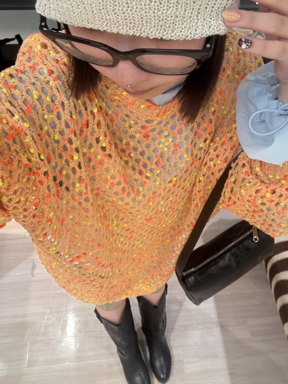 ブルー系のブルゾン、オレンジ系のニット/セーター、ホワイト系のワンピースを着用したレディースの春コーディネートの8枚目の写真