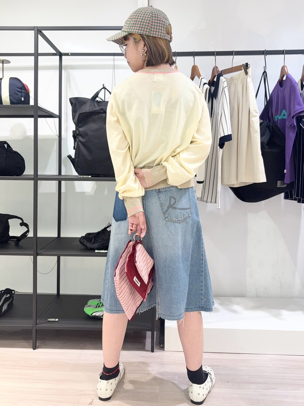 ブルー系のタンクトップ、ブルー系のデニムスカート、ホワイト系のその他シューズを着用したレディースの夏コーディネートの4枚目の写真