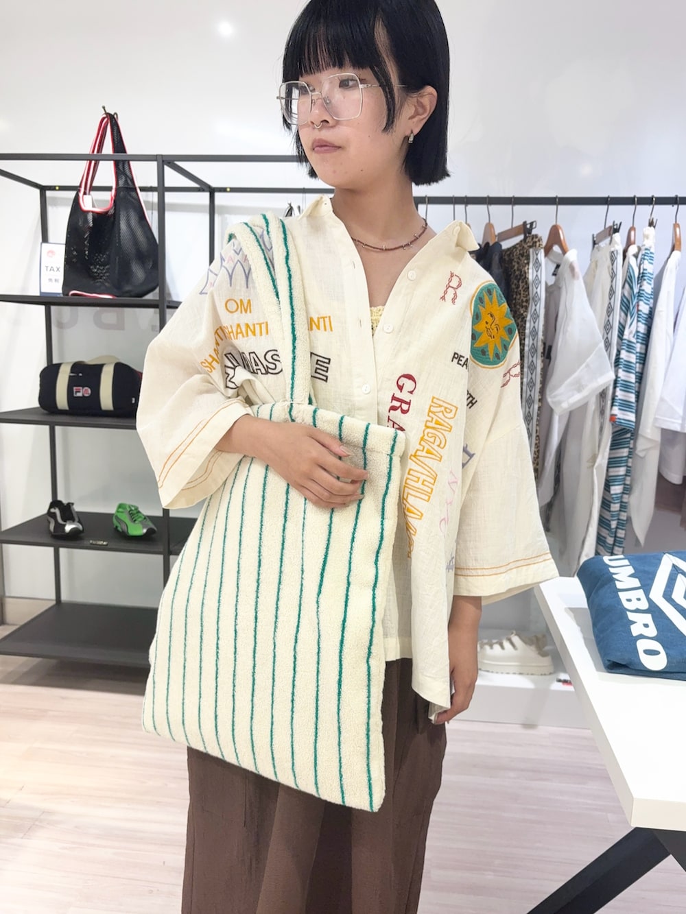 その他のシャツ/ブラウス、イエロー系のタンクトップ、ホワイト系のトートバッグを着用したレディースの夏コーディネートの5枚目の写真